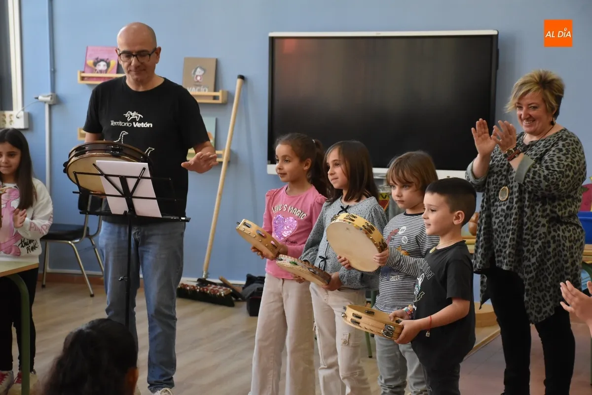 Foto 6 - Cantado el Himno del Colegio San Francisco en una ma&ntilde;ana repleta de juegos tradicionales