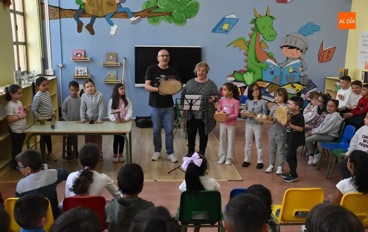 Foto 7 - Cantado el Himno del Colegio San Francisco en una ma&ntilde;ana repleta de juegos tradicionales