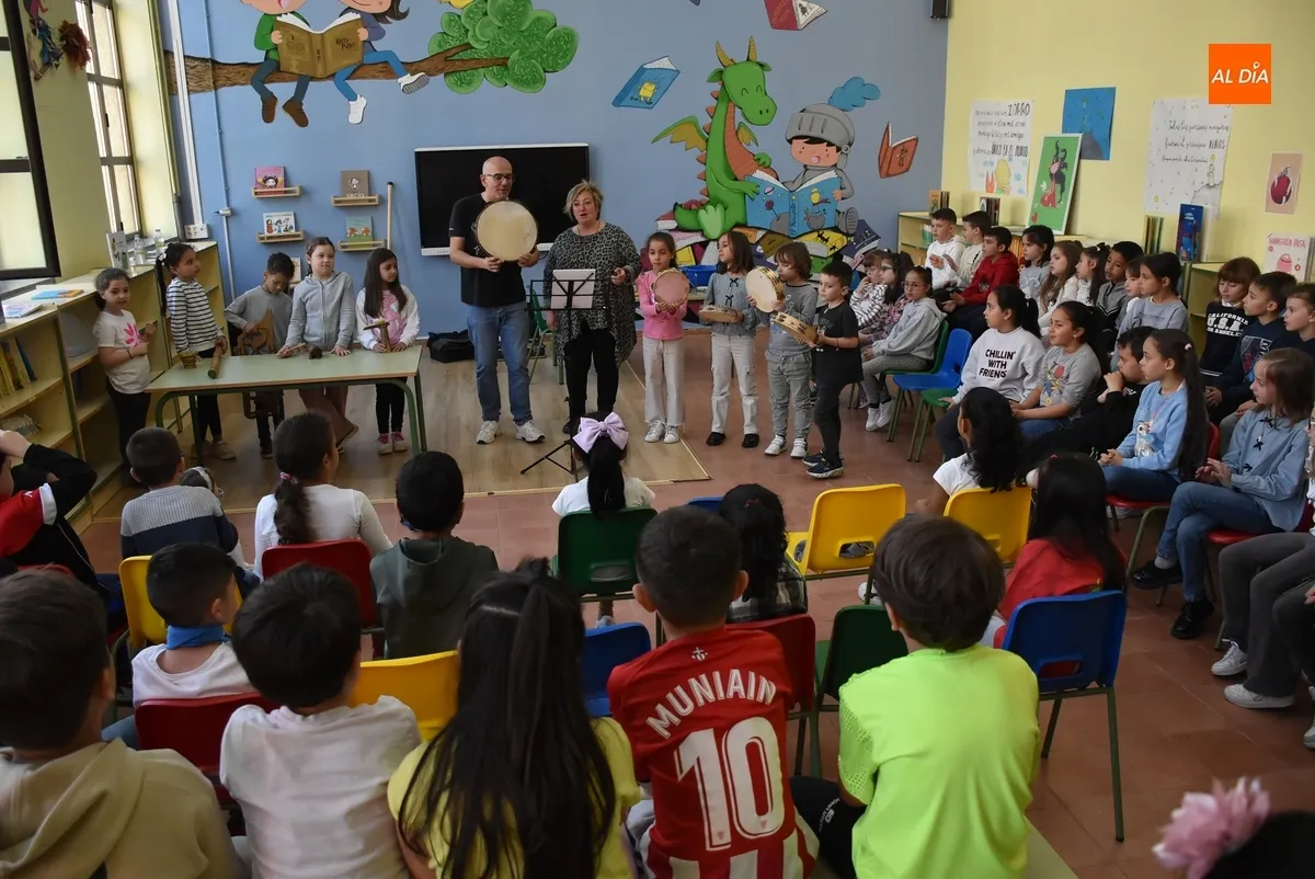 Foto 8 - Cantado el Himno del Colegio San Francisco en una ma&ntilde;ana repleta de juegos tradicionales