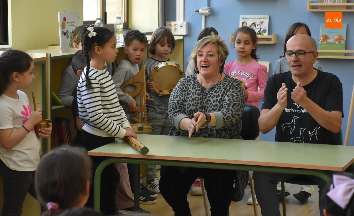 Foto 10 - Cantado el Himno del Colegio San Francisco en una ma&ntilde;ana repleta de juegos tradicionales