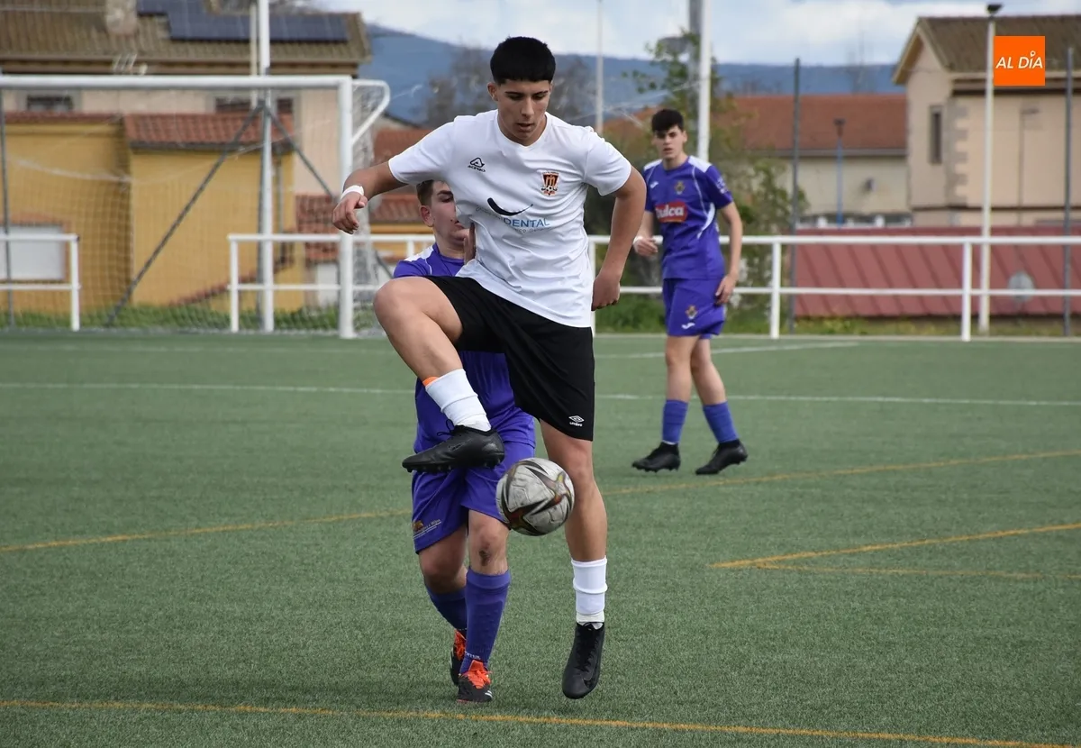 Foto 4 - El Juvenil del Ciudad Rodrigo, repleto de bajas, paga al final no sentenciar al Pe&ntilde;aranda