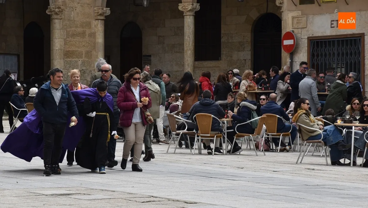 Foto 4 - Mirobrigenses y forasteros apuran la Semana Santa en la calle