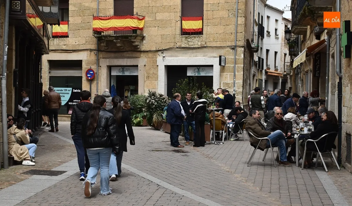 Foto 5 - Mirobrigenses y forasteros apuran la Semana Santa en la calle