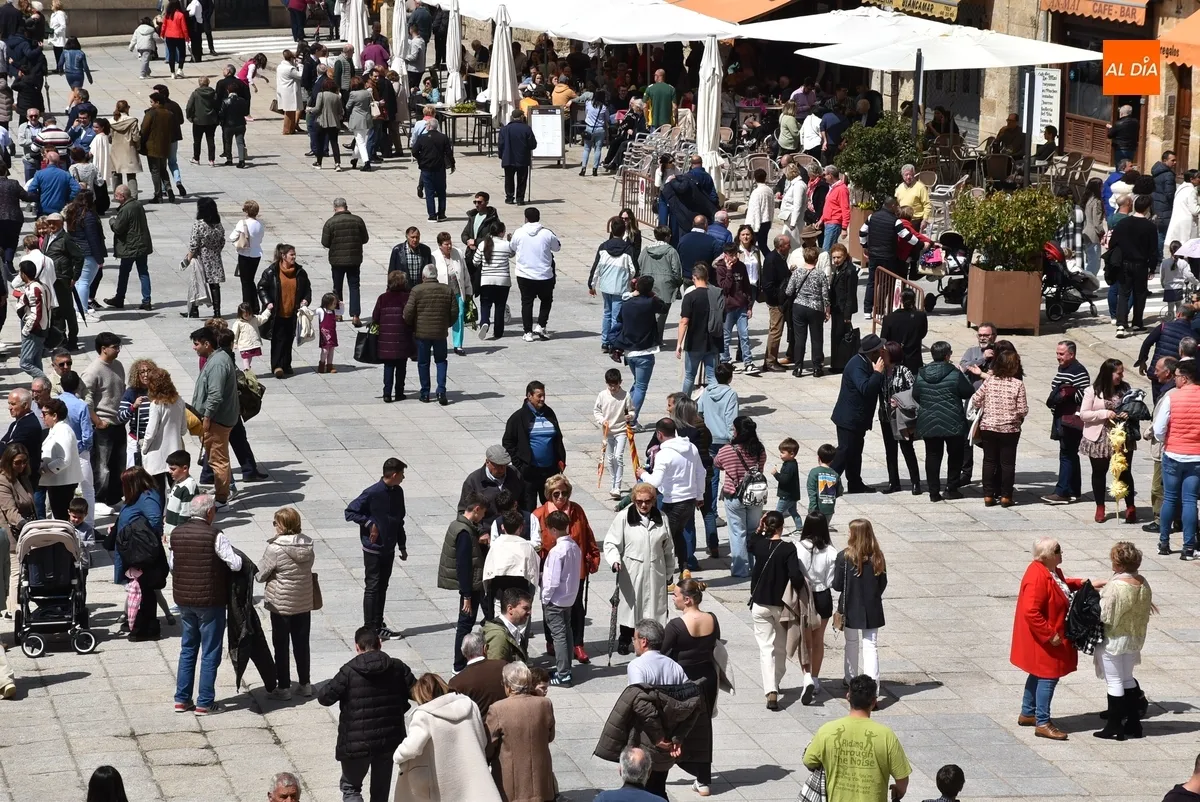 Foto 3 - El Domingo de Ramos depara un gran ambiente en el centro hist&oacute;rico mirobrigense