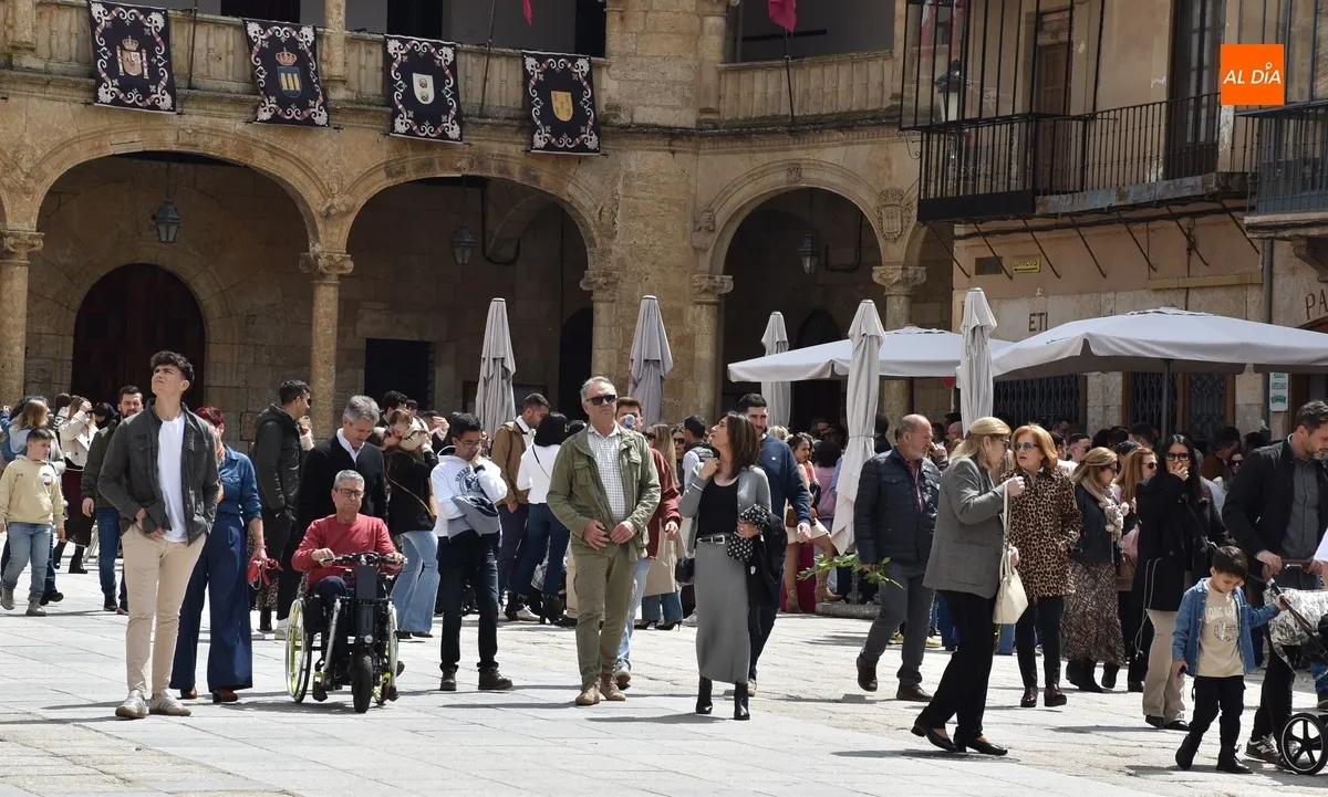 Foto 7 - El Domingo de Ramos depara un gran ambiente en el centro hist&oacute;rico mirobrigense
