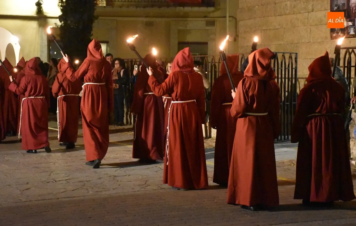 Foto 2 - El Cristo de la Buena Muerte procesiona con mucha m&aacute;s luz en una noche que se puso fr&iacute;a