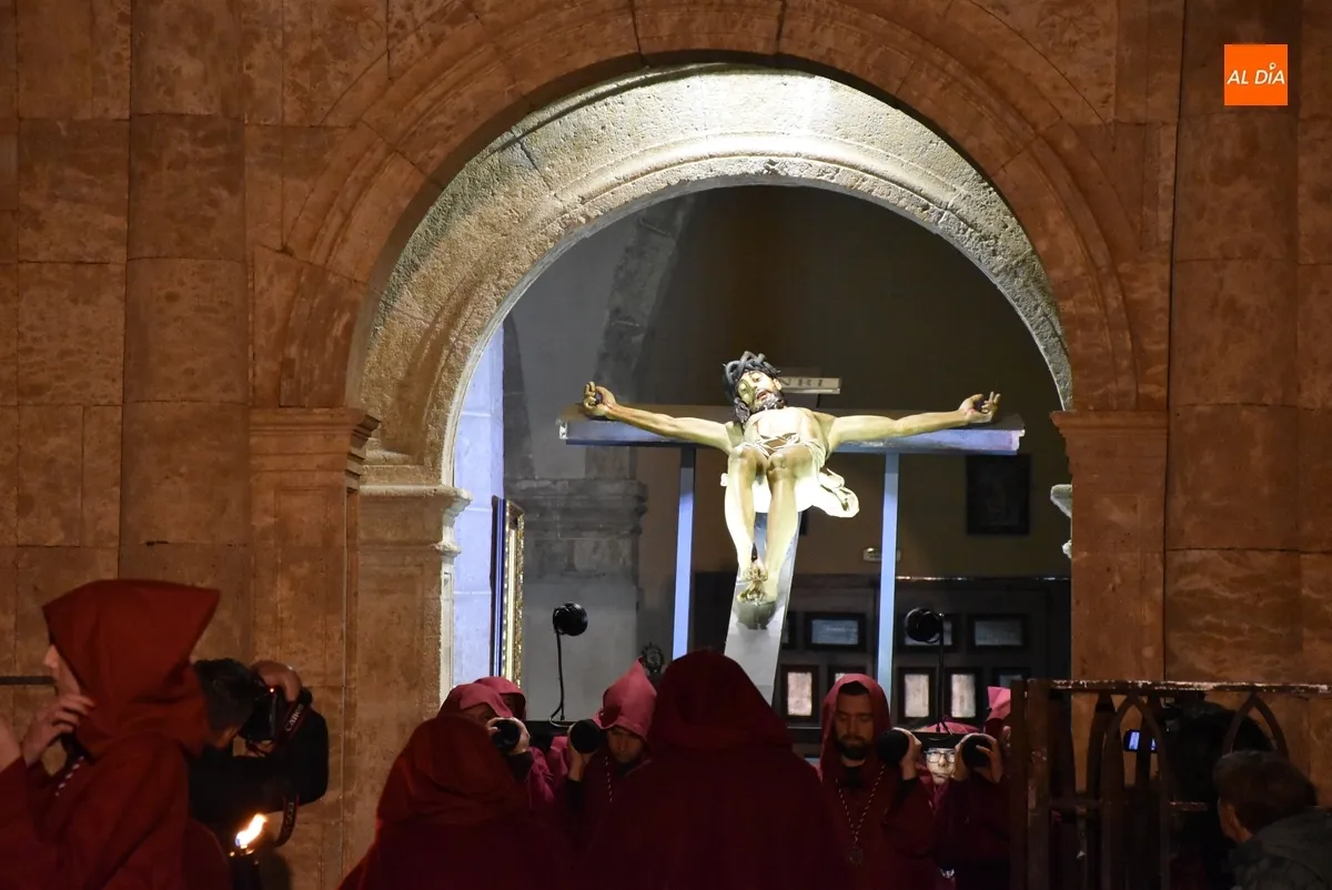 Foto 3 - El Cristo de la Buena Muerte procesiona con mucha m&aacute;s luz en una noche que se puso fr&iacute;a