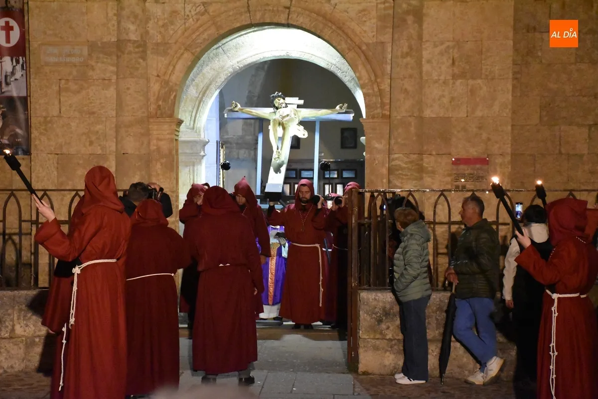 Foto 4 - El Cristo de la Buena Muerte procesiona con mucha m&aacute;s luz en una noche que se puso fr&iacute;a