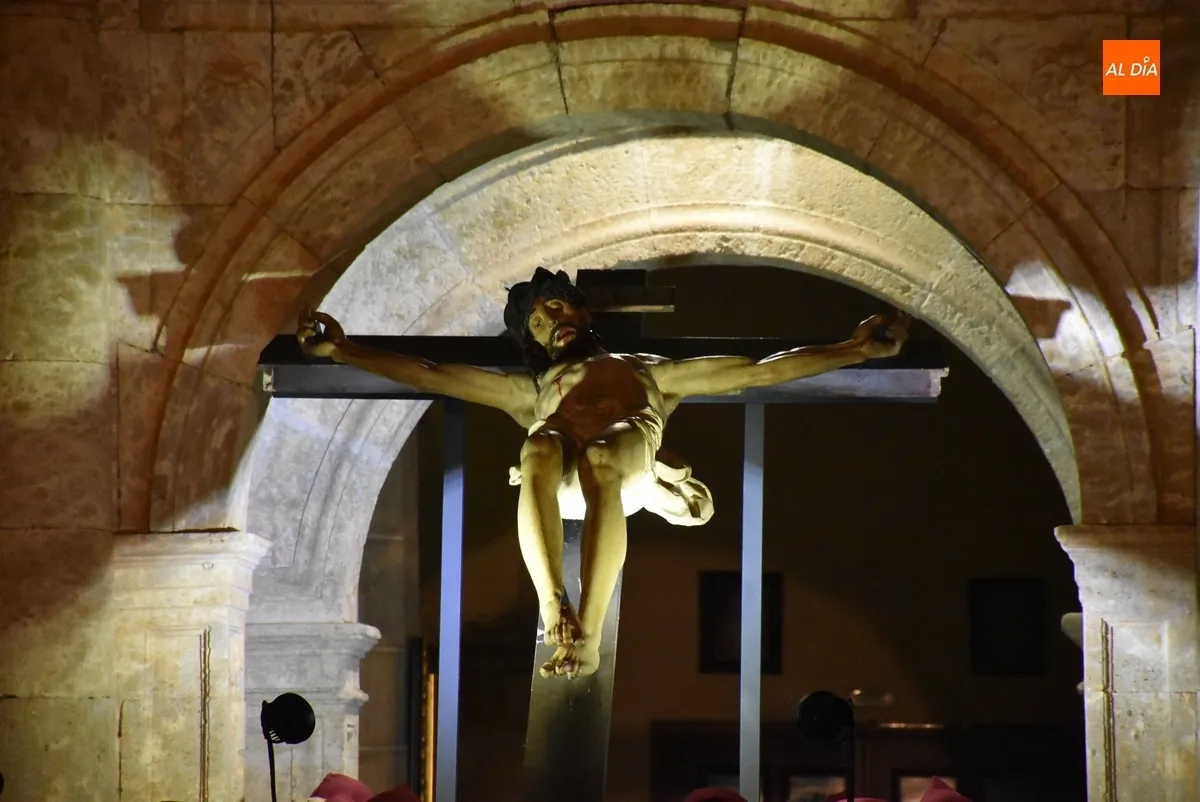 Foto 5 - El Cristo de la Buena Muerte procesiona con mucha m&aacute;s luz en una noche que se puso fr&iacute;a