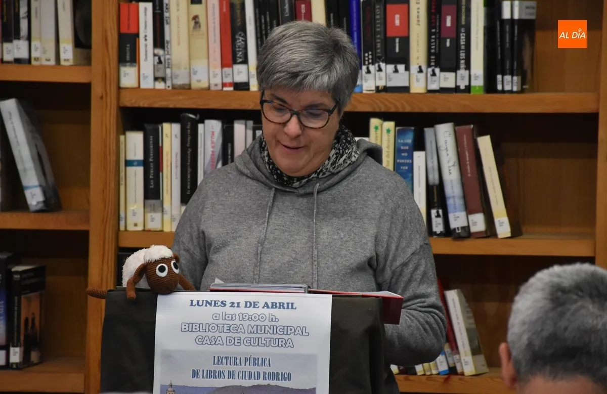 Foto 2 - Una veintena de personas toman parte en la lectura colectiva de Mirolibro
