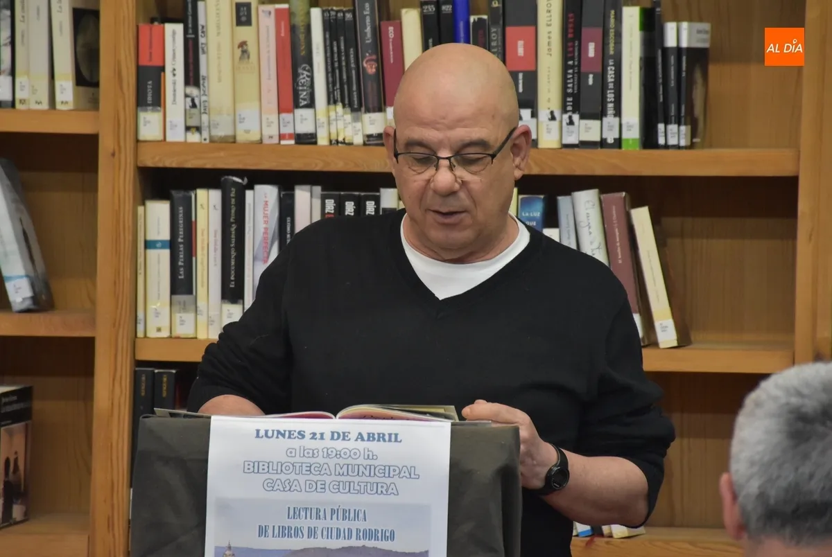 Foto 3 - Una veintena de personas toman parte en la lectura colectiva de Mirolibro