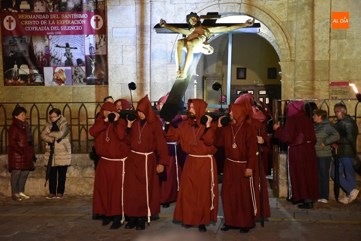 Foto 6 - El Cristo de la Buena Muerte procesiona con mucha m&aacute;s luz en una noche que se puso fr&iacute;a