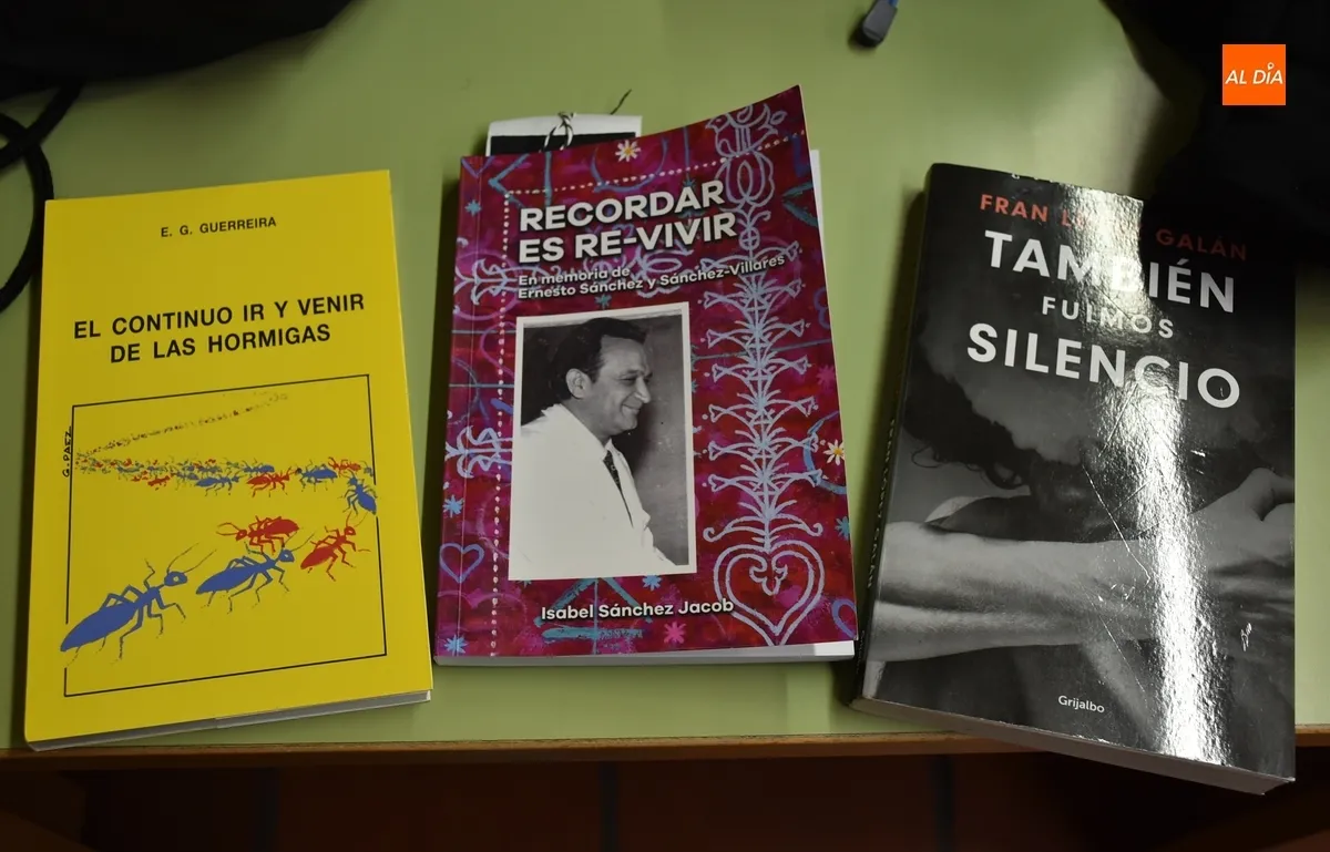 Foto 4 - Una veintena de personas toman parte en la lectura colectiva de Mirolibro