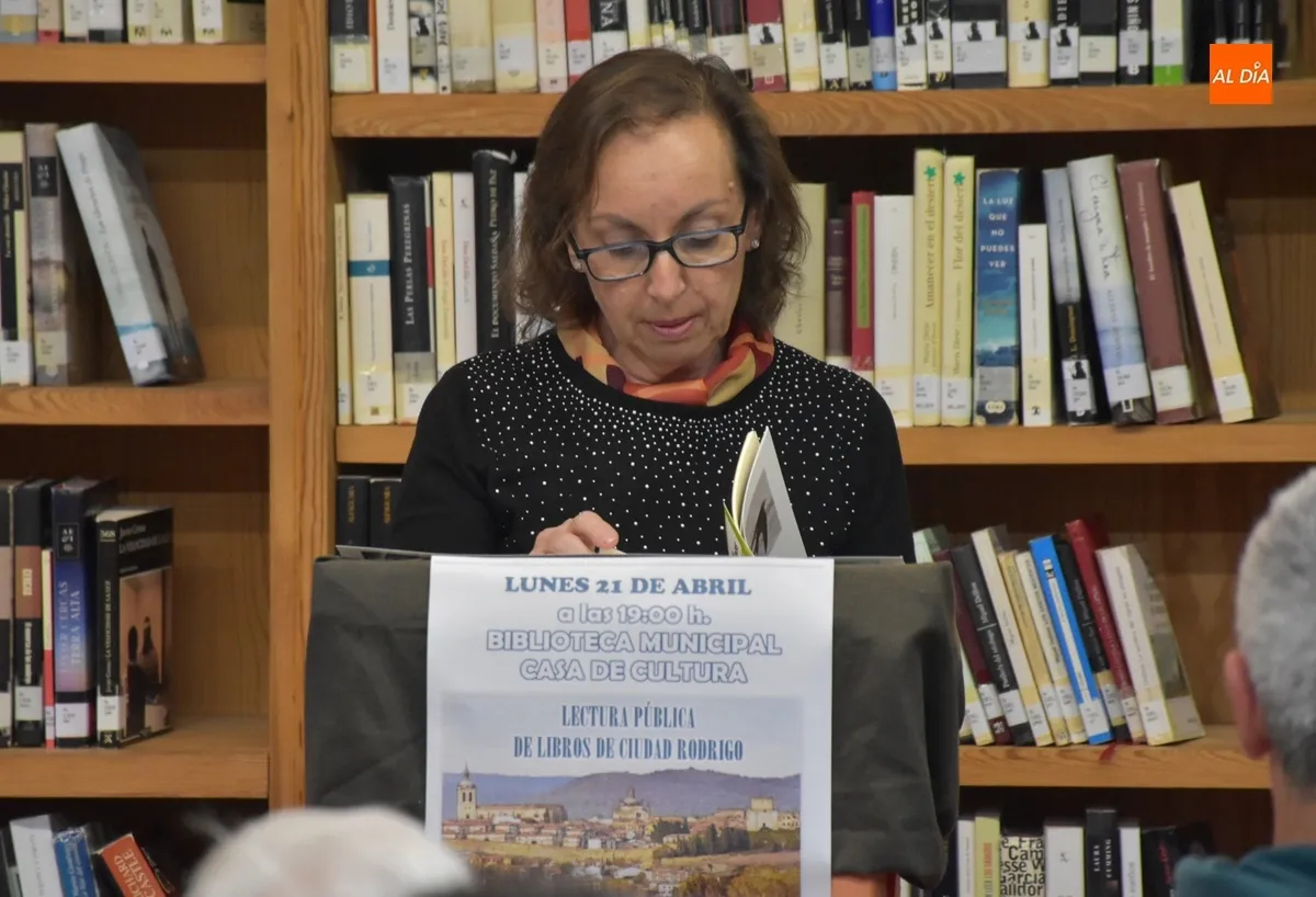 Foto 5 - Una veintena de personas toman parte en la lectura colectiva de Mirolibro