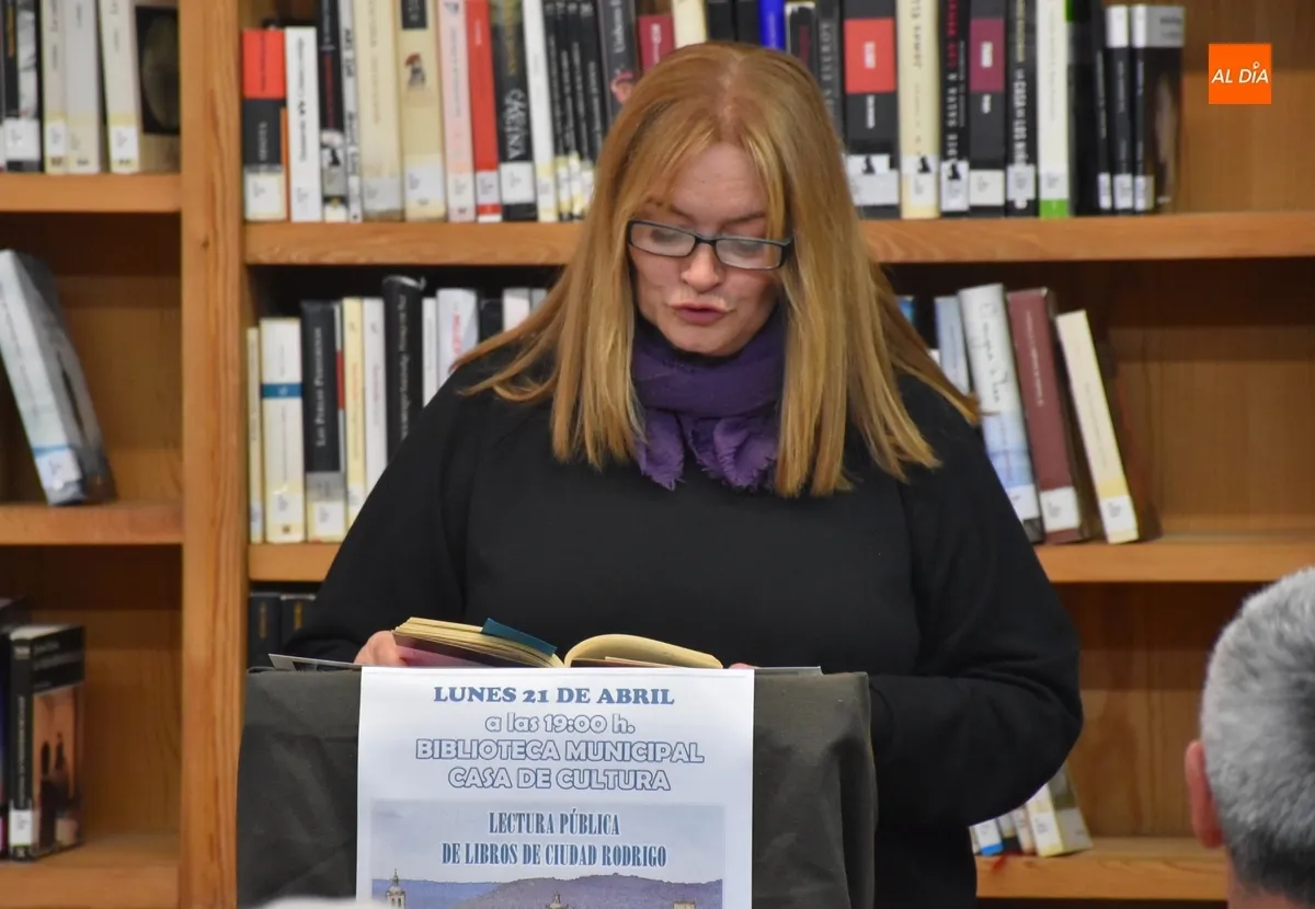 Foto 6 - Una veintena de personas toman parte en la lectura colectiva de Mirolibro