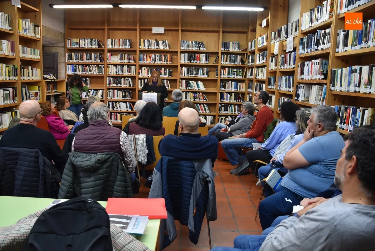 Foto 7 - Una veintena de personas toman parte en la lectura colectiva de Mirolibro