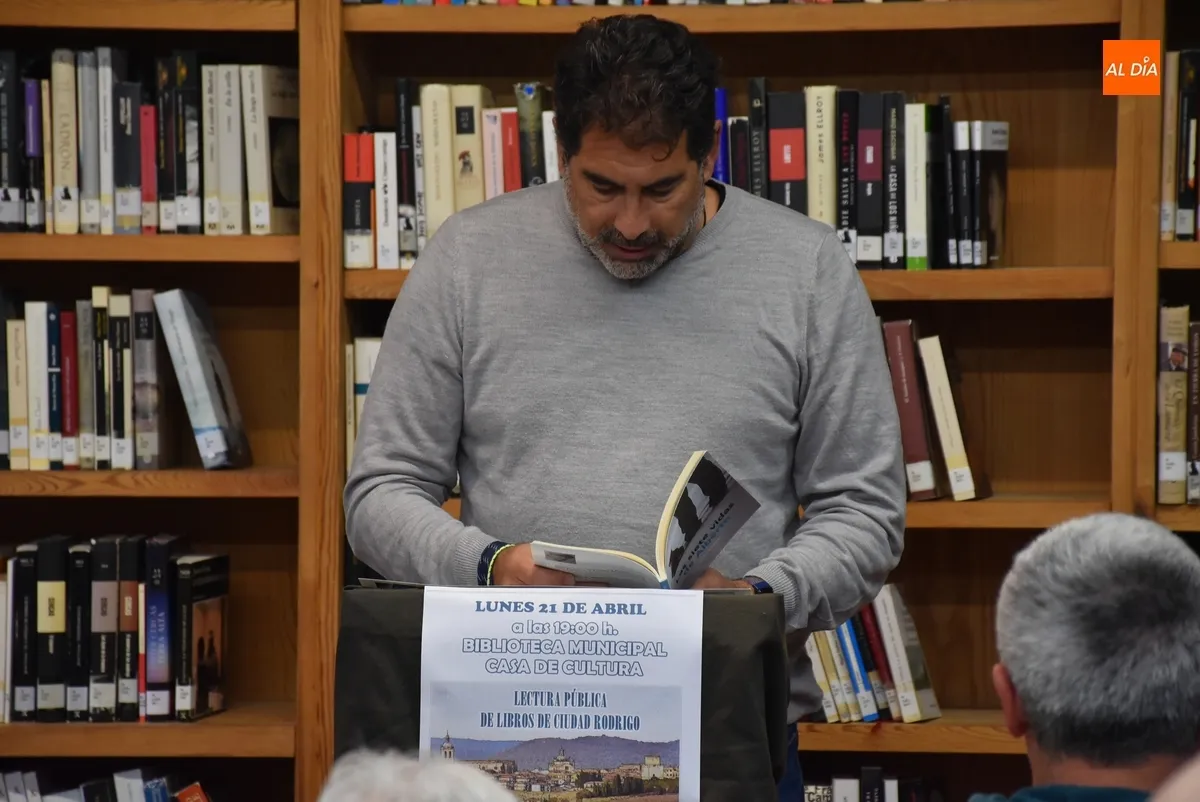 Foto 8 - Una veintena de personas toman parte en la lectura colectiva de Mirolibro
