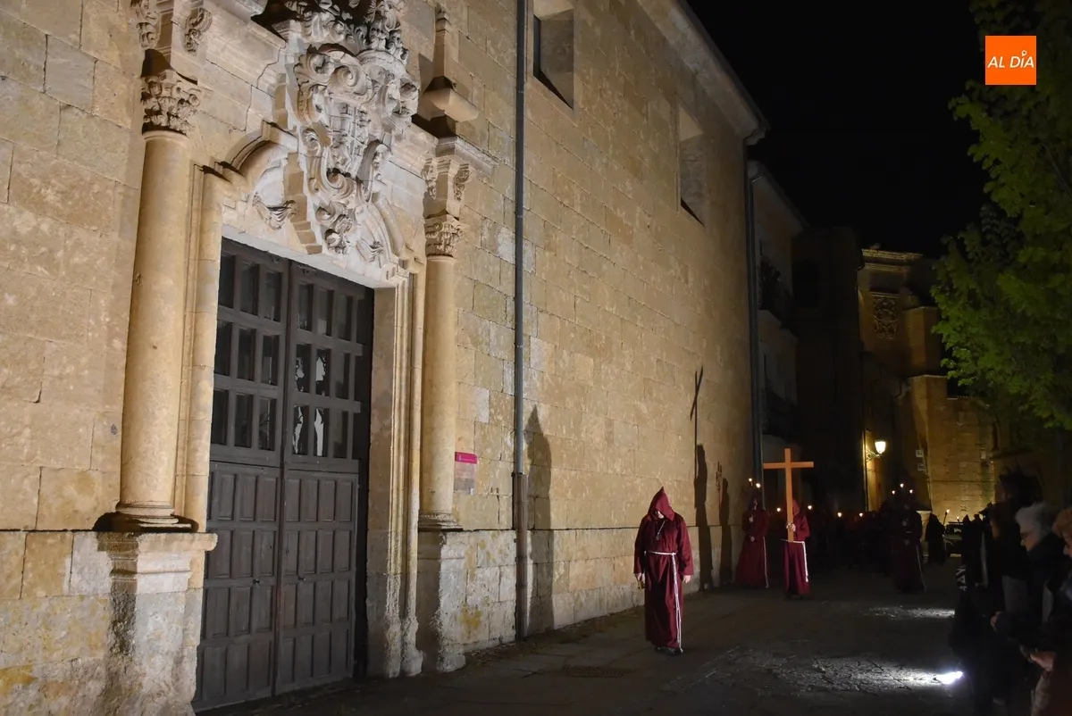Foto 7 - El Cristo de la Buena Muerte procesiona con mucha m&aacute;s luz en una noche que se puso fr&iacute;a