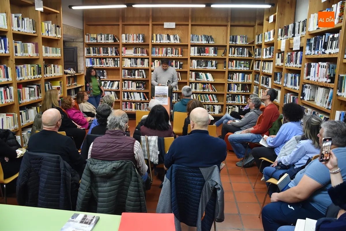 Foto 9 - Una veintena de personas toman parte en la lectura colectiva de Mirolibro