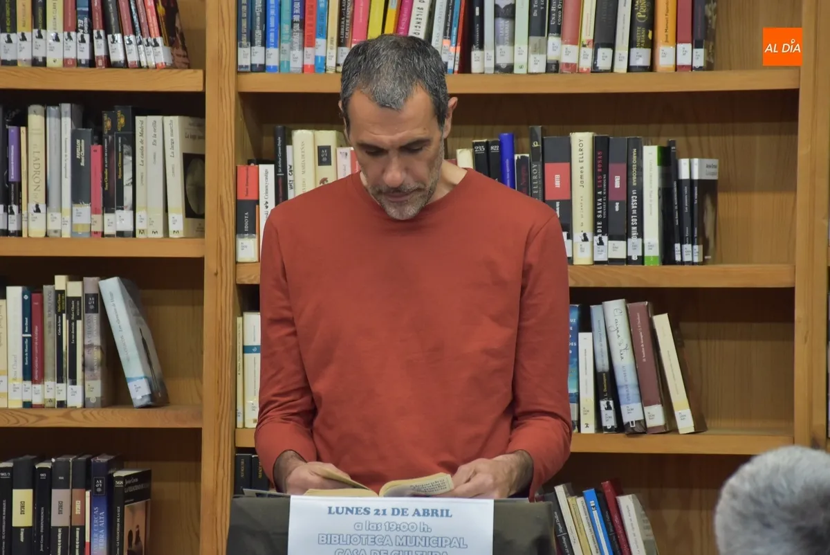 Foto 10 - Una veintena de personas toman parte en la lectura colectiva de Mirolibro