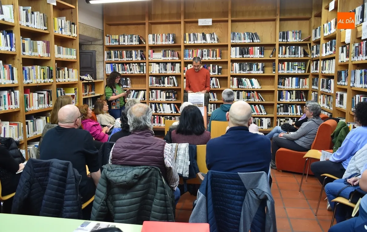 Foto 11 - Una veintena de personas toman parte en la lectura colectiva de Mirolibro