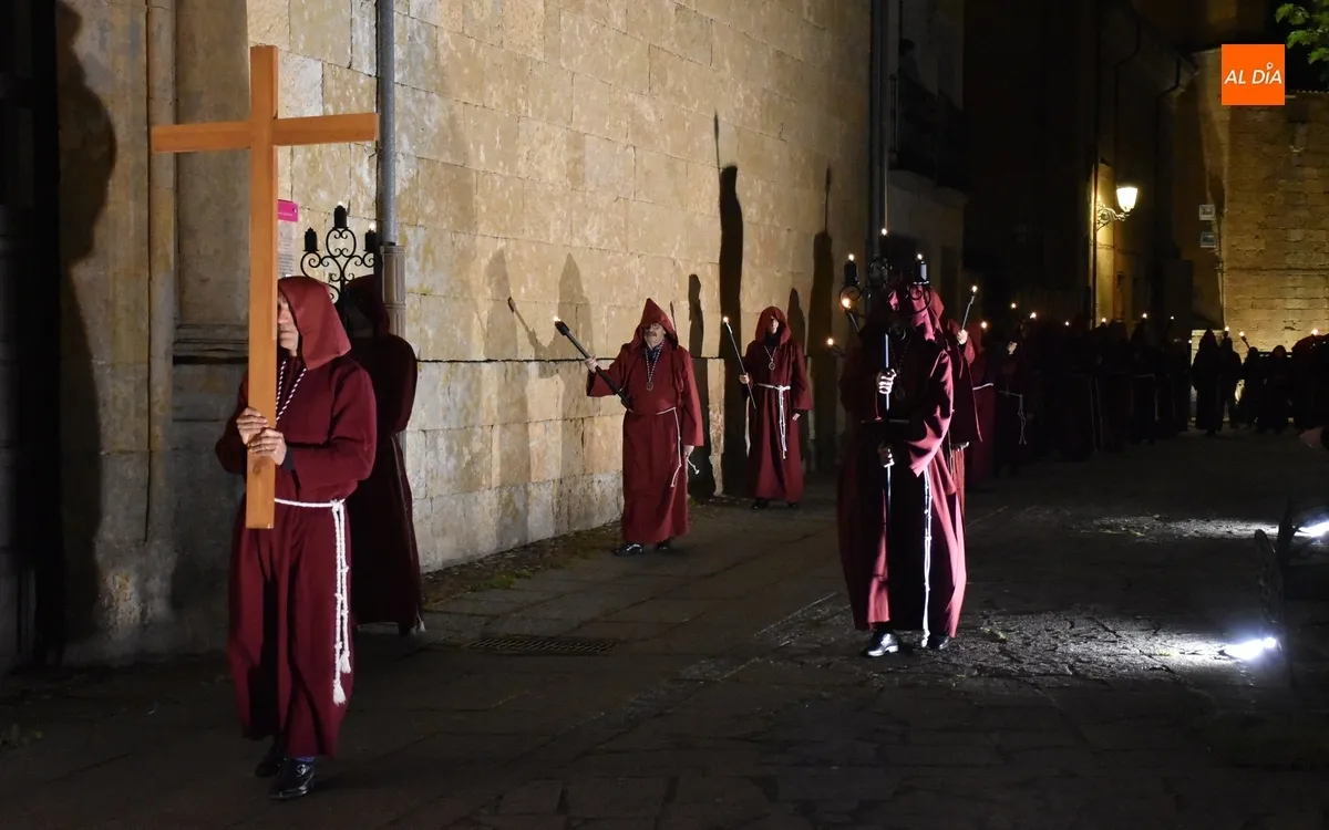 Foto 10 - El Cristo de la Buena Muerte procesiona con mucha m&aacute;s luz en una noche que se puso fr&iacute;a