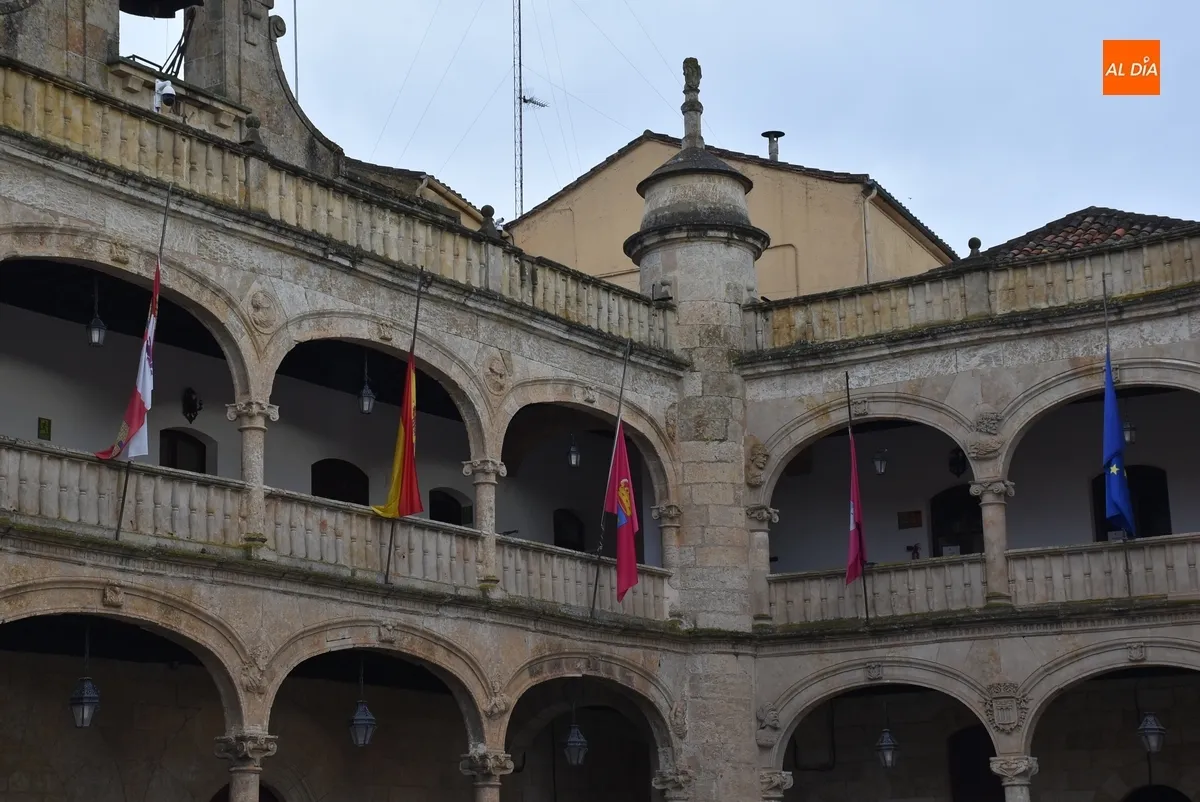 Foto 2 - La Casa Consistorial mirobrigense luce sus banderas a media asta mientras se suceden las condolencias