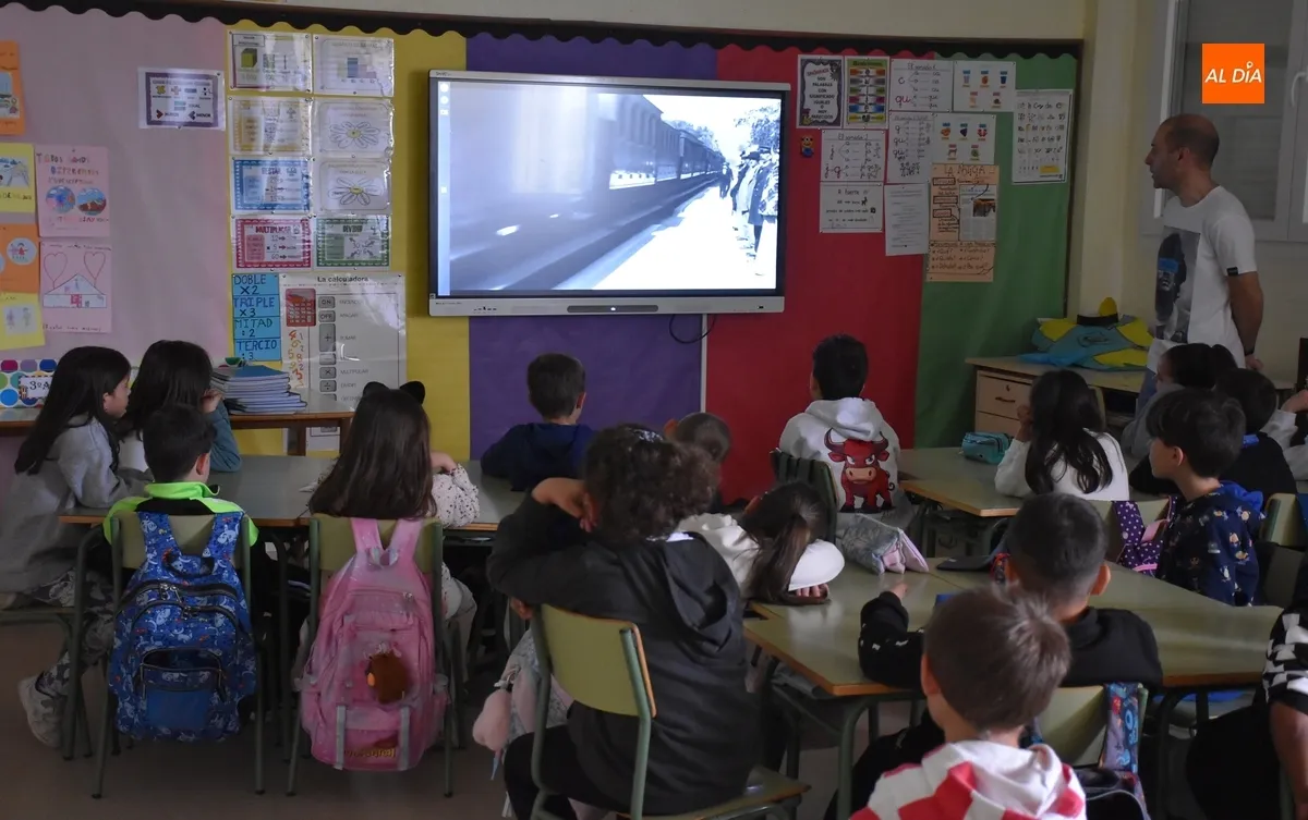 Foto 2 - Los alumnos del Colegio Mir&oacute;briga visionan la 1&ordf; pel&iacute;cula de la historia