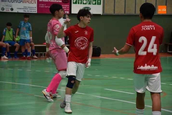 Foto 10 - Reparto de victorias en el doble duelo cadete e infantil entre III Columnas y San Crist&oacute;bal de Segovia