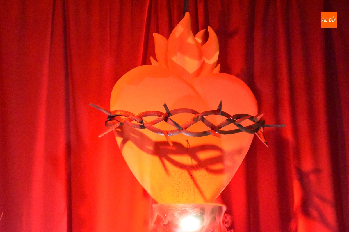 Los fieles recorren los Monumentos de los templos, con algún guiño al Año Jubilar