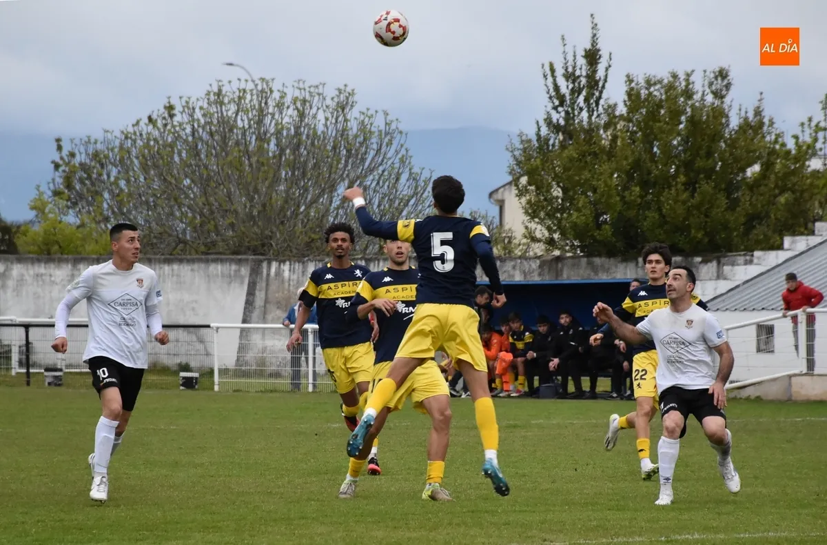 Foto 3 - El Ciudad Rodrigo rescata un punto con 10 en el 93&rsquo; para no desentonar con sus rivales