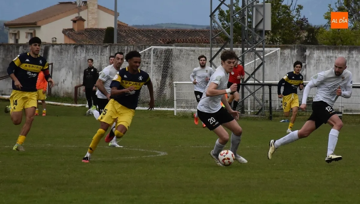 Foto 4 - El Ciudad Rodrigo rescata un punto con 10 en el 93&rsquo; para no desentonar con sus rivales