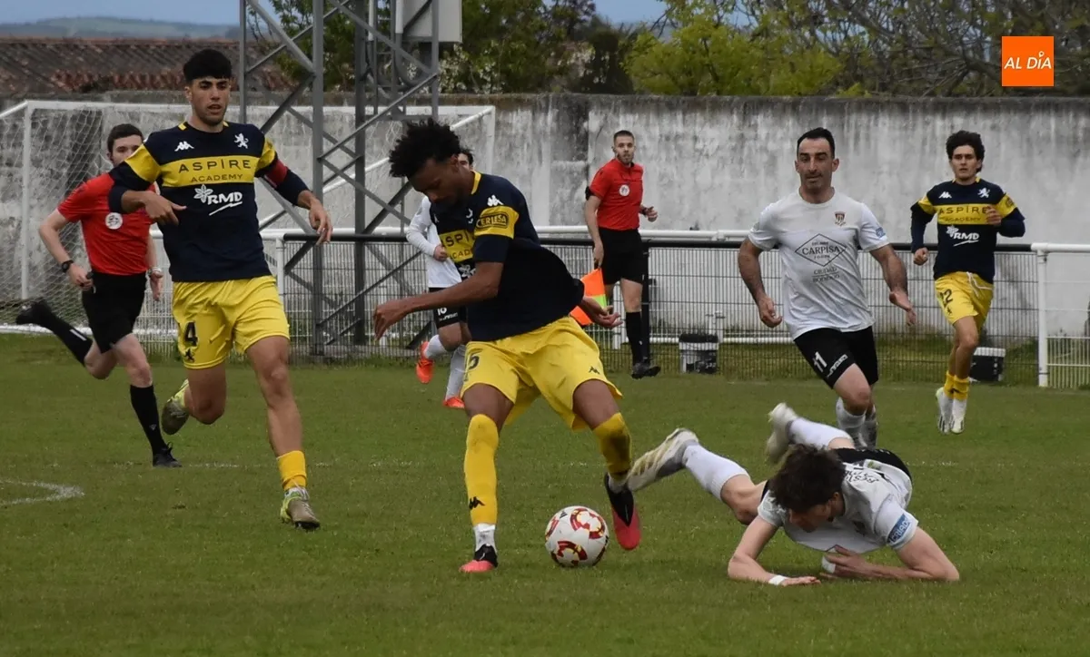 Foto 5 - El Ciudad Rodrigo rescata un punto con 10 en el 93&rsquo; para no desentonar con sus rivales