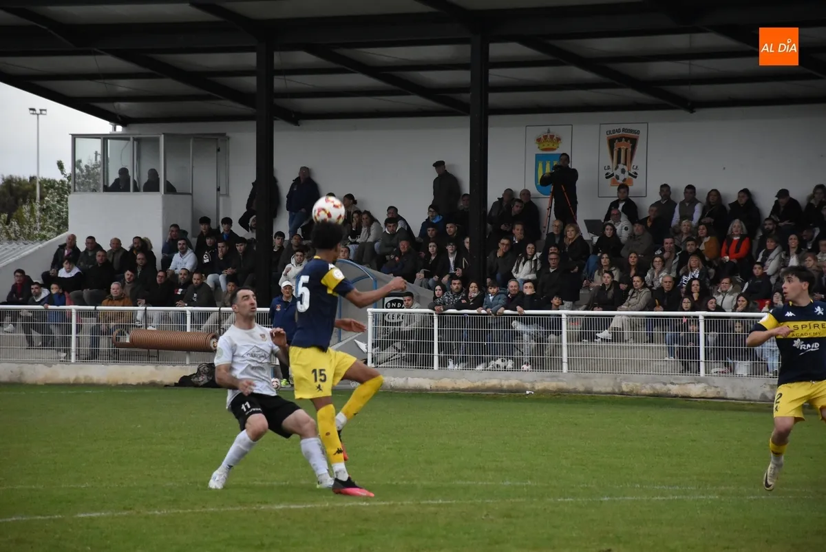Foto 7 - El Ciudad Rodrigo rescata un punto con 10 en el 93&rsquo; para no desentonar con sus rivales