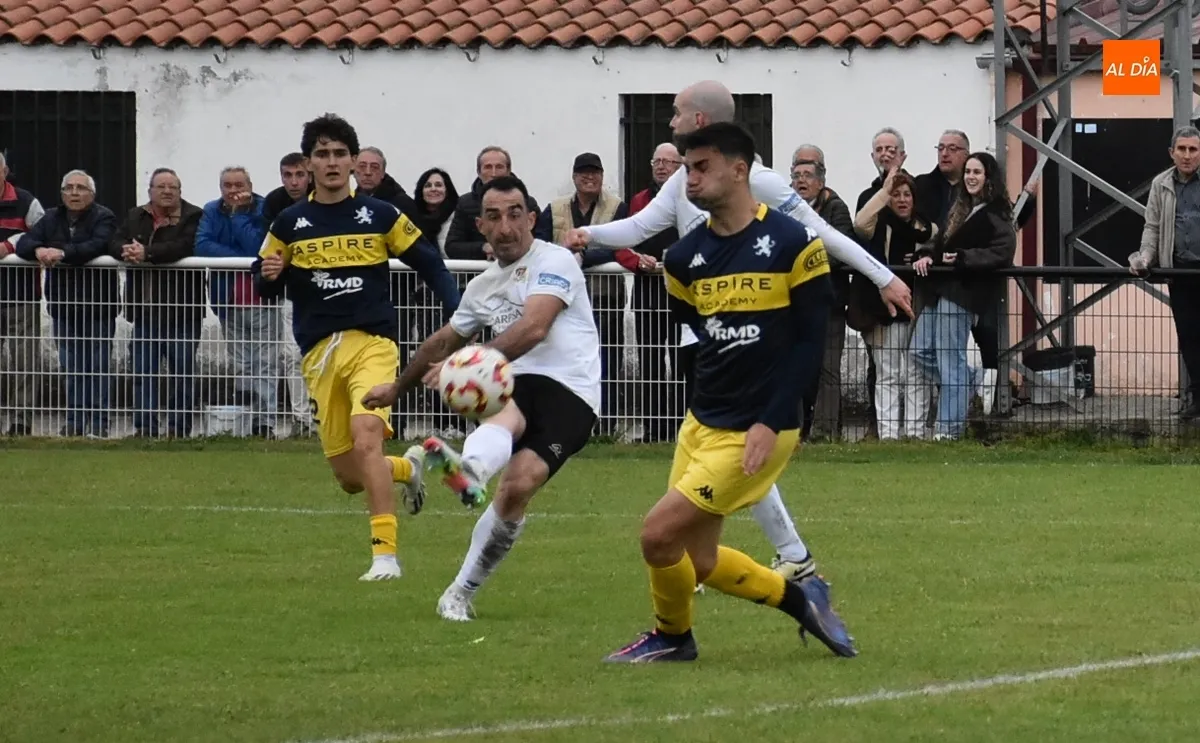 Foto 10 - El Ciudad Rodrigo rescata un punto con 10 en el 93&rsquo; para no desentonar con sus rivales