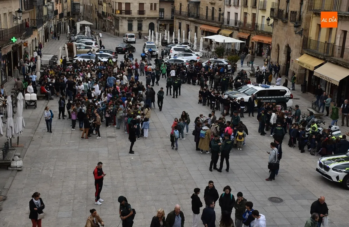 Foto 2 - La Guardia Civil ofrece en la Plaza Mayor una exhibici&oacute;n ante un millar de escolares