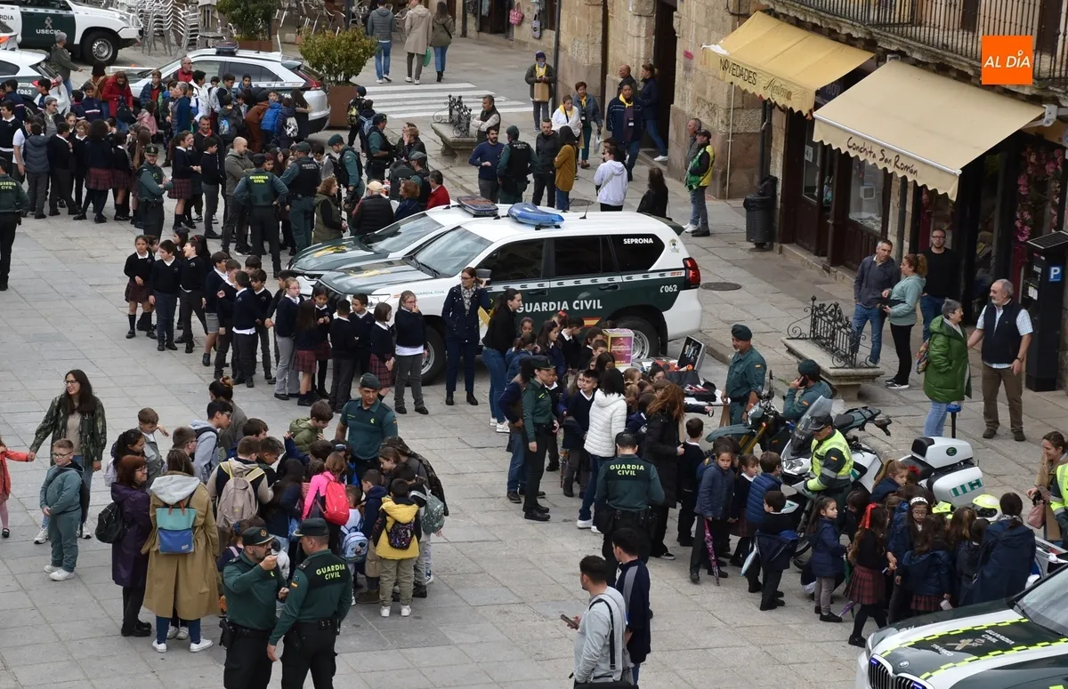 Foto 3 - La Guardia Civil ofrece en la Plaza Mayor una exhibici&oacute;n ante un millar de escolares