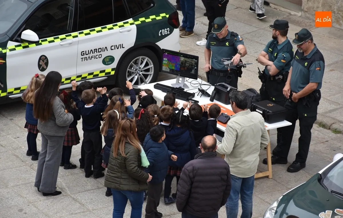 Foto 4 - La Guardia Civil ofrece en la Plaza Mayor una exhibici&oacute;n ante un millar de escolares