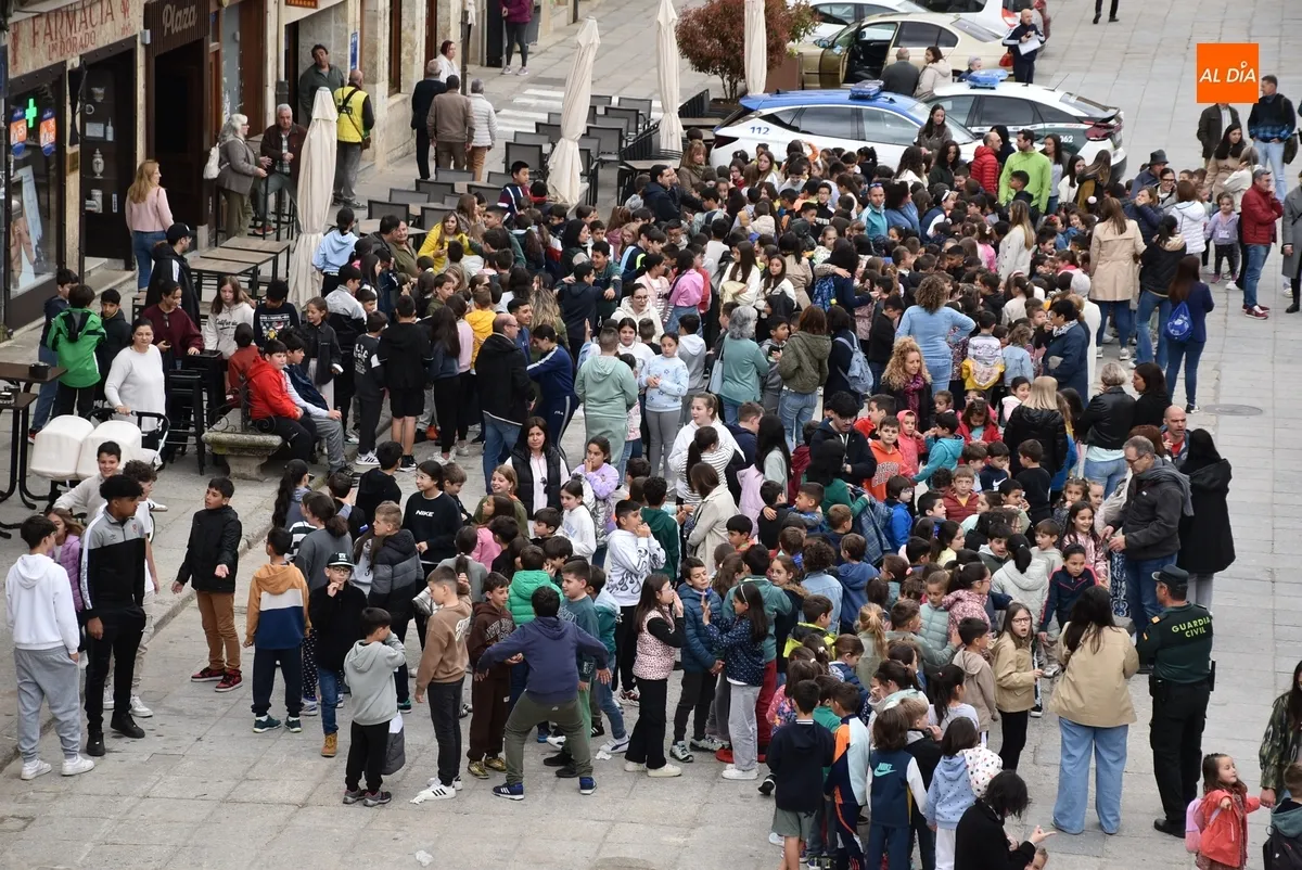 Foto 5 - La Guardia Civil ofrece en la Plaza Mayor una exhibici&oacute;n ante un millar de escolares