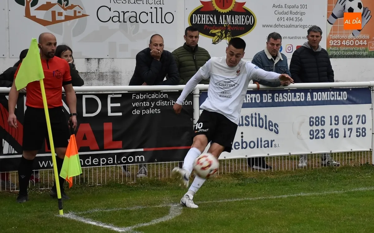 Foto 11 - El Ciudad Rodrigo rescata un punto con 10 en el 93&rsquo; para no desentonar con sus rivales