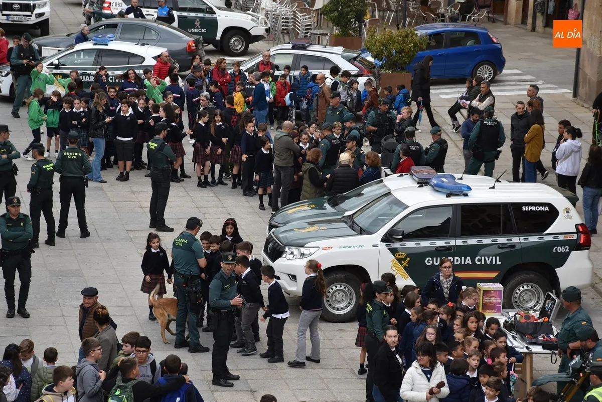 Foto 7 - La Guardia Civil ofrece en la Plaza Mayor una exhibici&oacute;n ante un millar de escolares