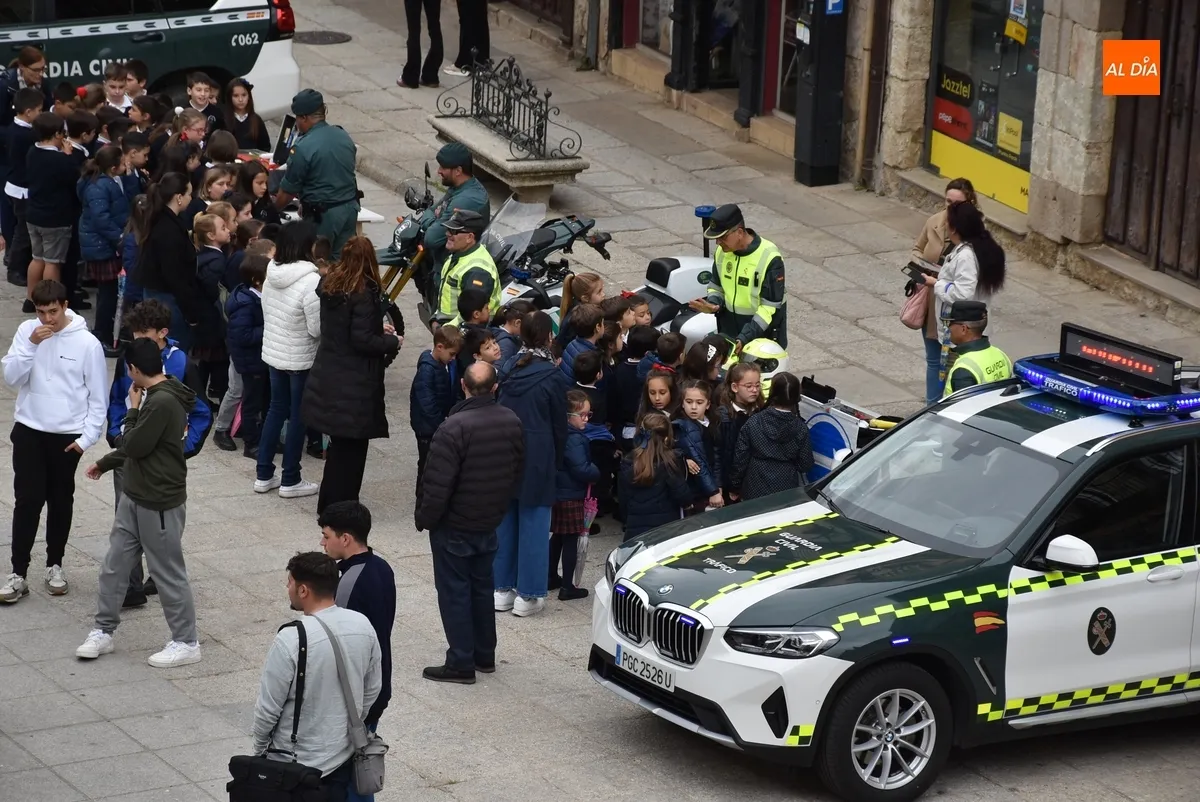 Foto 8 - La Guardia Civil ofrece en la Plaza Mayor una exhibici&oacute;n ante un millar de escolares
