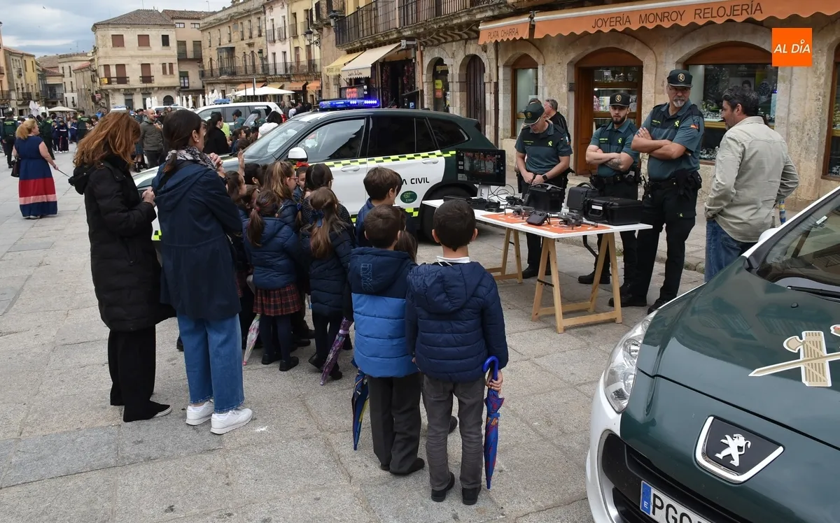 Foto 10 - La Guardia Civil ofrece en la Plaza Mayor una exhibici&oacute;n ante un millar de escolares