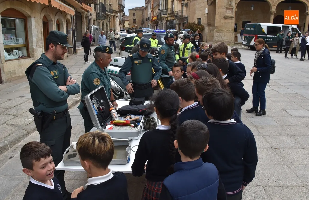 Foto 11 - La Guardia Civil ofrece en la Plaza Mayor una exhibici&oacute;n ante un millar de escolares