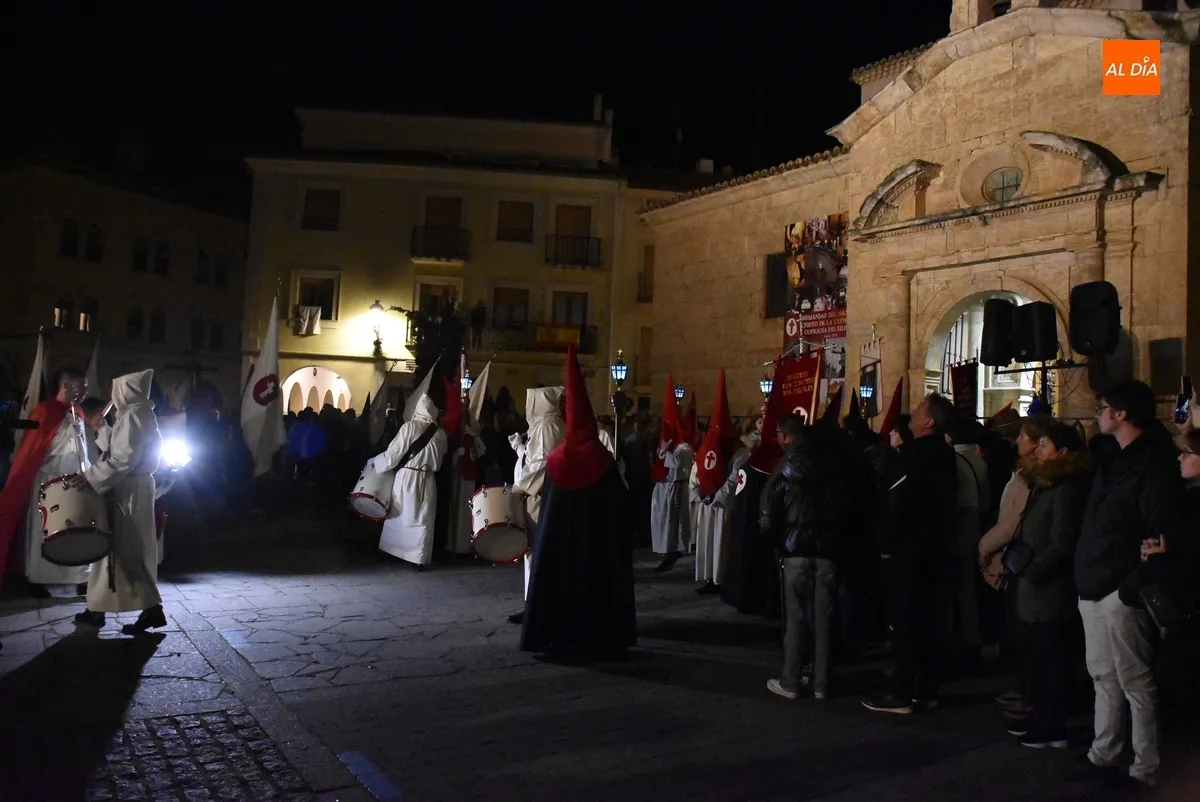 Foto 2 - Una multitud acompa&ntilde;a al Cristo del Silencio hasta la Catedral con una &oacute;ptima temperatura