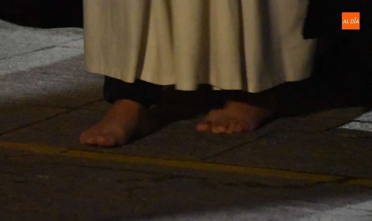 Foto 4 - Una multitud acompa&ntilde;a al Cristo del Silencio hasta la Catedral con una &oacute;ptima temperatura