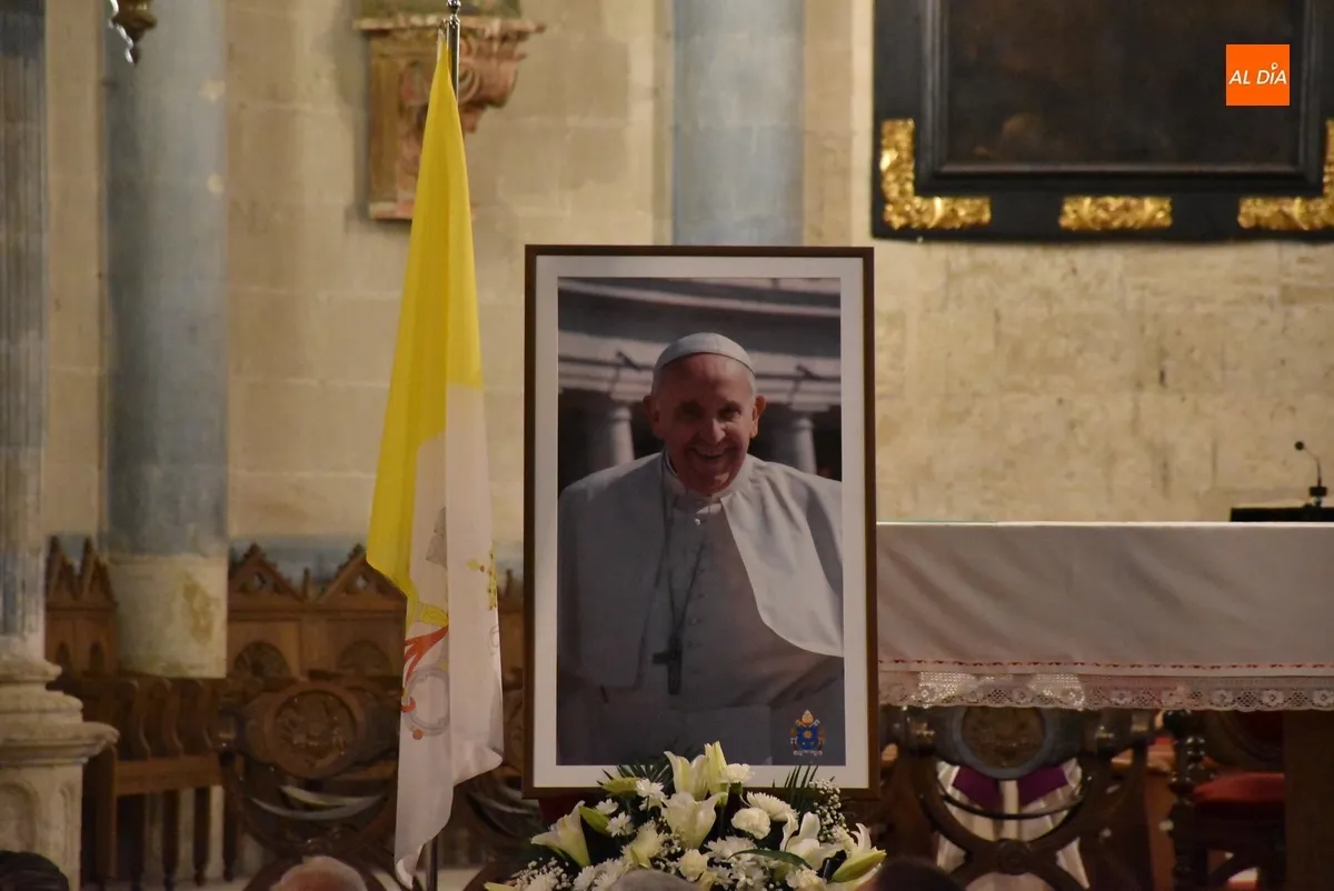 Foto 2 - La Di&oacute;cesis de Ciudad Rodrigo reza unida por el eterno descanso del Papa Francisco