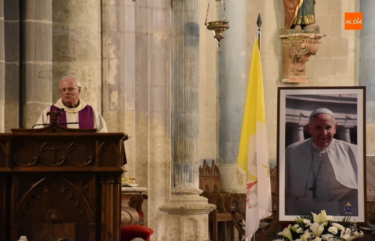 Foto 3 - La Di&oacute;cesis de Ciudad Rodrigo reza unida por el eterno descanso del Papa Francisco