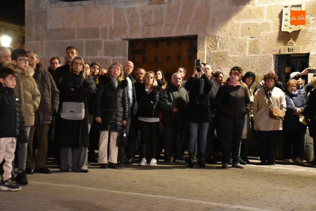 Foto 6 - Una multitud acompa&ntilde;a al Cristo del Silencio hasta la Catedral con una &oacute;ptima temperatura