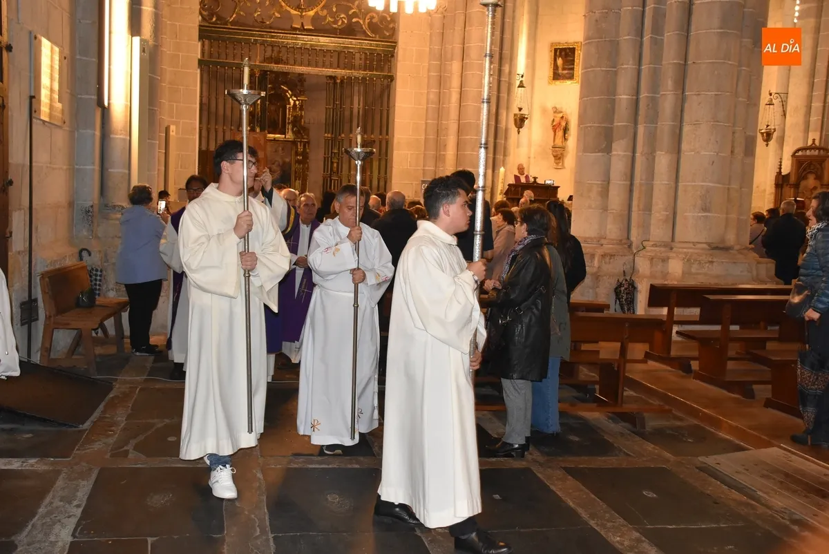Foto 5 - La Di&oacute;cesis de Ciudad Rodrigo reza unida por el eterno descanso del Papa Francisco